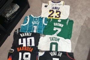 皇马球星维尼修斯近期与NBA球星频繁互动，收获多位签名球衣