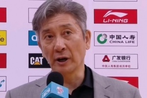深圳队主教练批评裁判行为：为何我们要为他们的错误买单？