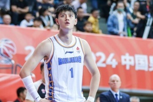北京男篮队员翟晓川因肌肉拉伤康复需三周