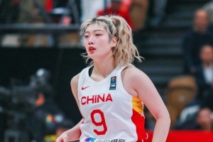 中国女篮在巴黎奥运资格赛中落后法国