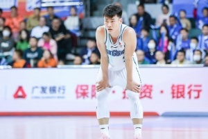 中国男篮官宣亚预赛14人大名单，青岛球员王睿泽首次入选国家队