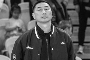 江苏女子篮球主教练丁铁突然离世，球队悼念恩师