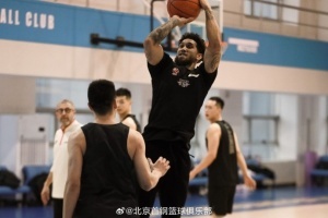 新京报：北京男篮被挤出季后赛区 新援布克希望当好领袖