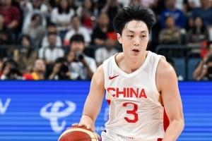 中国男篮球员胡明轩接受央视专访
