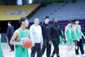 吴庆龙梅奥于学鹏指导省光明学校篮球队训练
