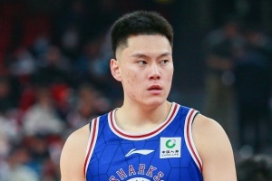 上海男篮球员李弘权当选CBA常规赛最具进步球员