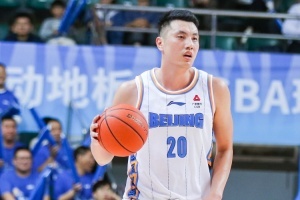 北京男篮队长翟晓川遭罚出场，背后的家庭故事令人感动