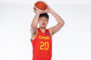中国男篮在NBA夏季联赛中遭遇惨败，挑战未来重重