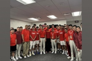 李凯尔观战中国男篮夏季联赛 身着中国队主题T恤展现爱国情怀