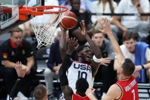 美国男篮热身赛战胜加拿大 冯波爱德华兹分享比赛感受
