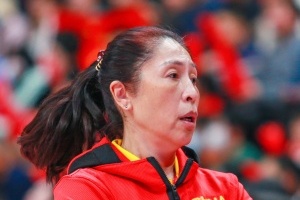 中国女篮上半场落后塞尔维亚6分