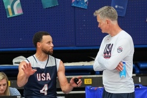 美国男篮主教练科尔谈论库里在队中作用