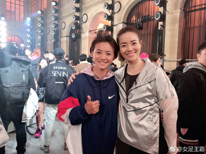 王霜见到偶像李娜激动到无语伦次,两人亲切武