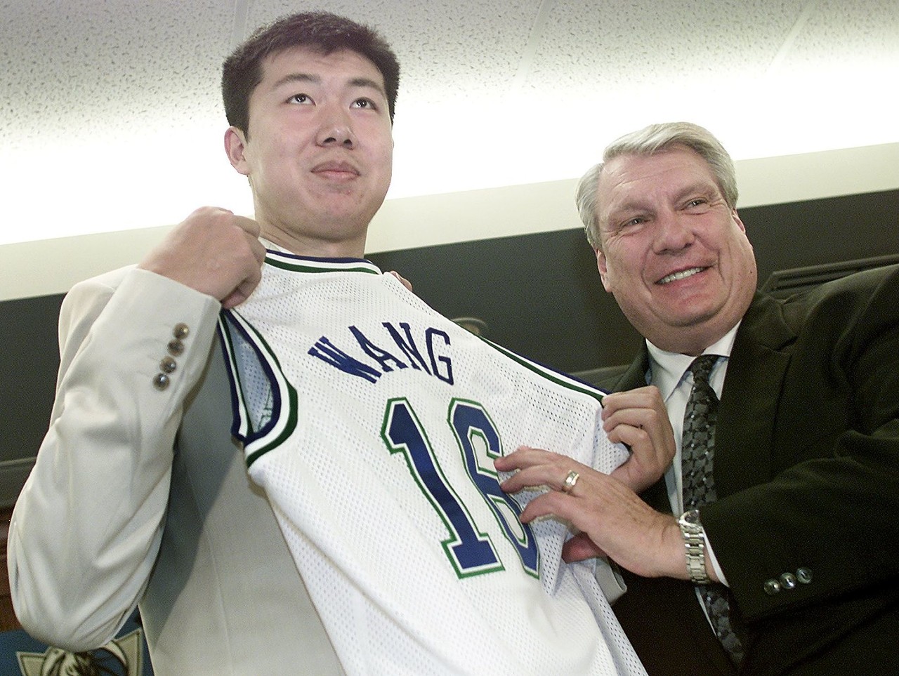 那些年在NBA选秀大会被选中的中国球员：大郅、姚明、阿联...