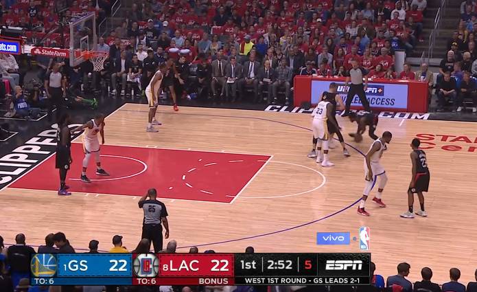 边缘OB?路威携防守的杜兰特原地站立16秒围