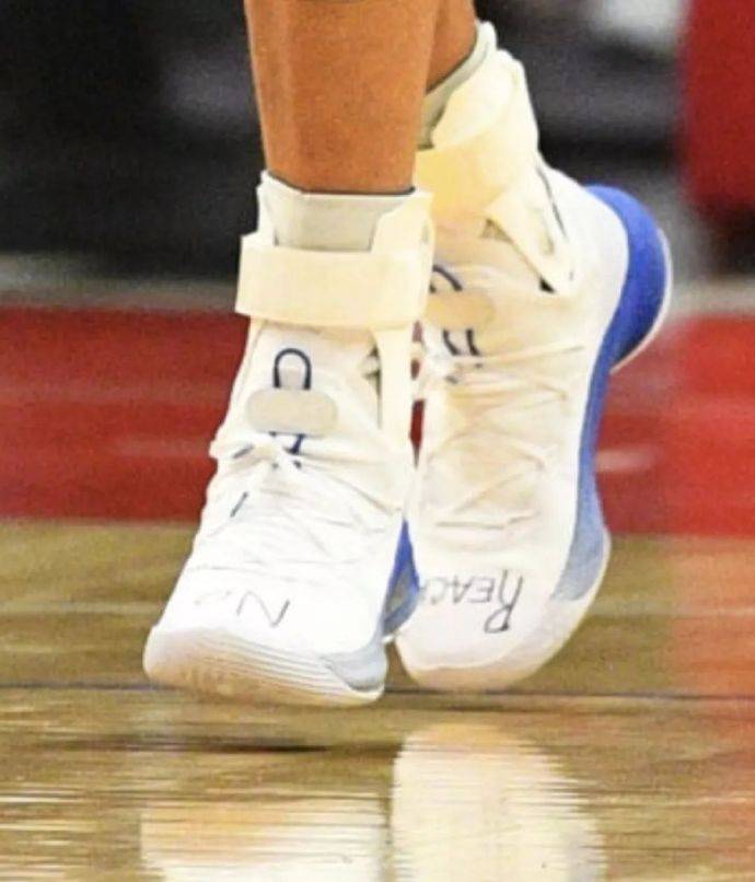 小学生实锤!库里在鞋面上写不要伸手警醒自