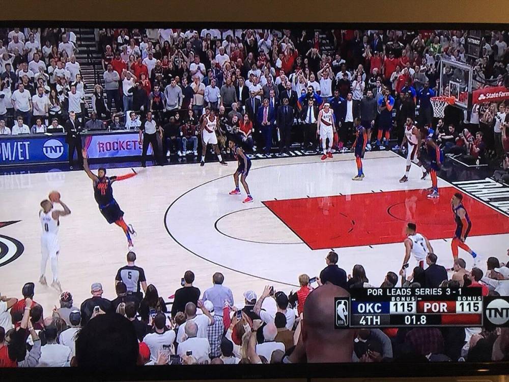 首尾呼应!利拉德超远三分开启&结束系列赛