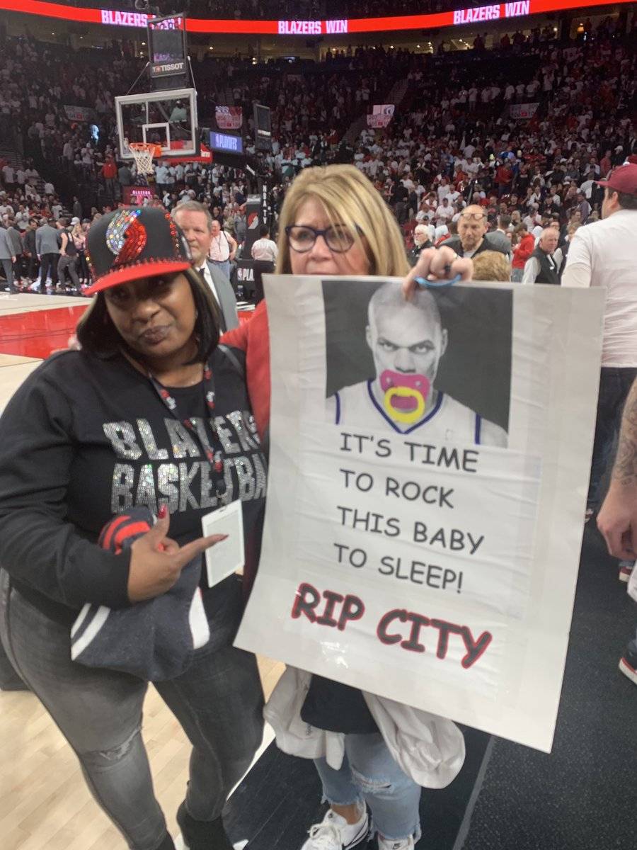 利拉德母亲手持威少含奶嘴纸牌:是时候哄他睡