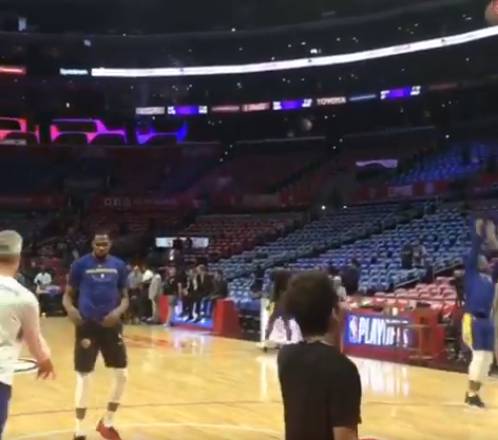 这场面真没见过!杜兰特原地720度后中距离稳稳