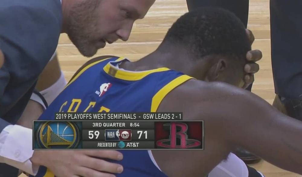 哈登投出三分后手臂打到追梦头部 后者倒在地