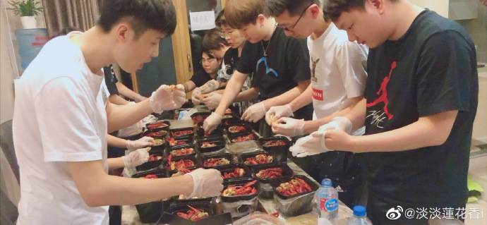 JDG老板再晒全员夜宵小龙虾 自上次龙虾大餐