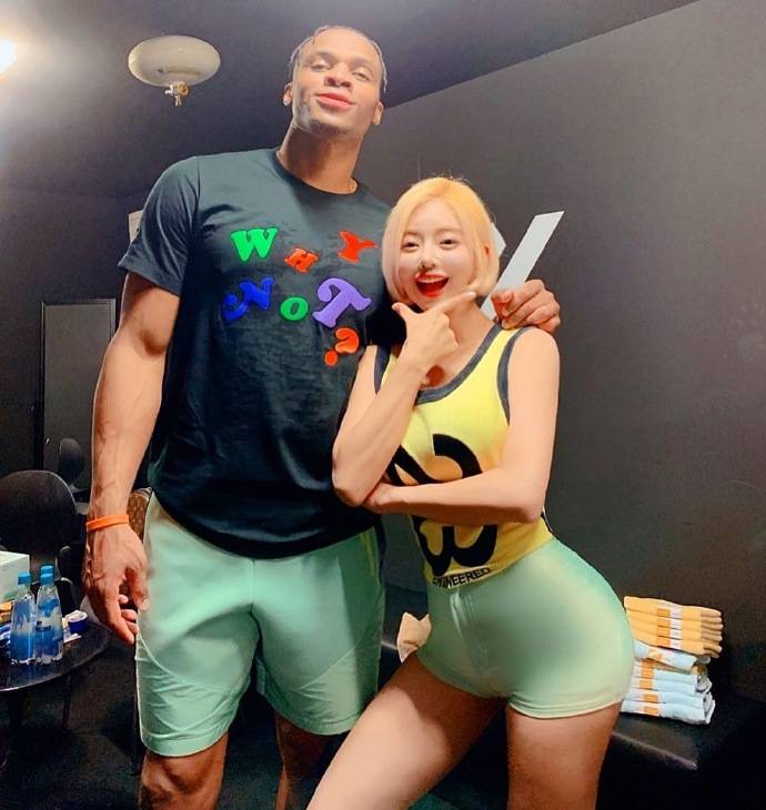 威少韩国行 与著名网红DJ小姐姐soda合影