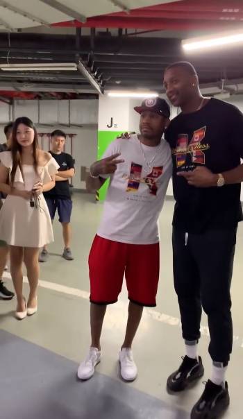 多少球迷的青春!麦迪晒和艾弗森在上海合影视频