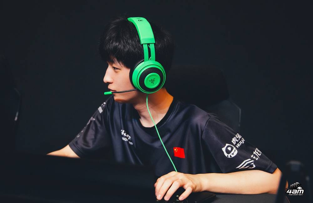 4AM官博:祝队内选手永远21岁生日快乐,早日实