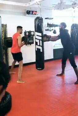 备战新赛季!哈登威少一起练习拳击