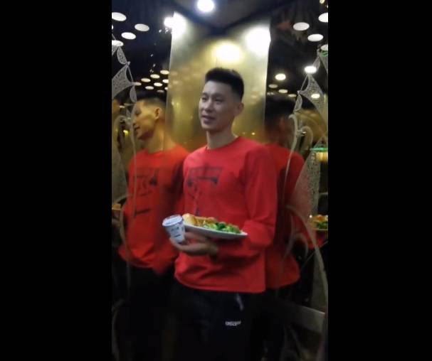 女球迷晒出一段电梯偶遇林书豪的视频:太开心