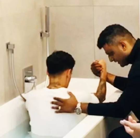 库蒂尼奥接受牧师洗礼，仪式在浴缸内进行