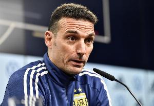 跟队记者：斯卡洛尼与足协主席会面，他将继续担任阿根廷主帅