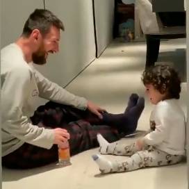 治愈系笑声,梅西与小儿子Ciro玩扔瓶子游戏