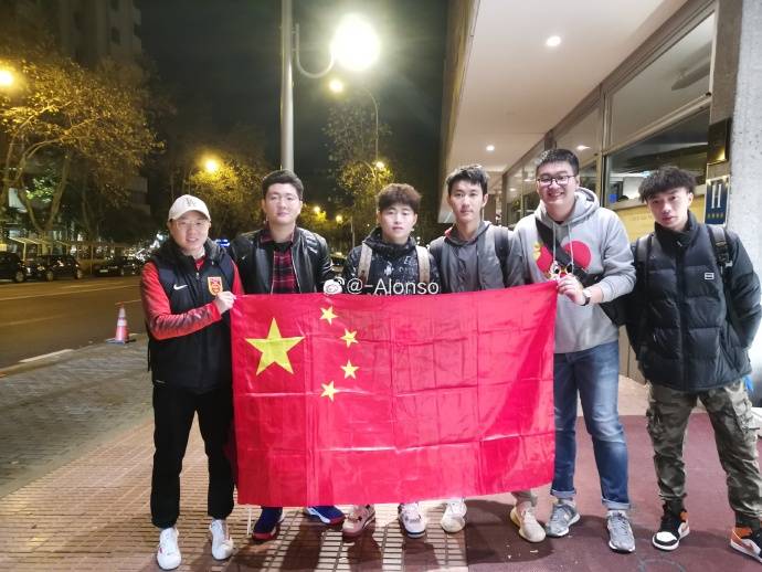 点赞!中国留学生在马德里举五星红旗 迎接武磊