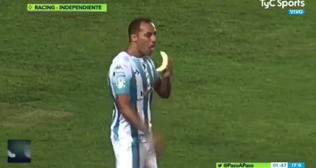 饿货,来根香蕉吧!阿甲球员吃完香蕉后上演绝杀【图】