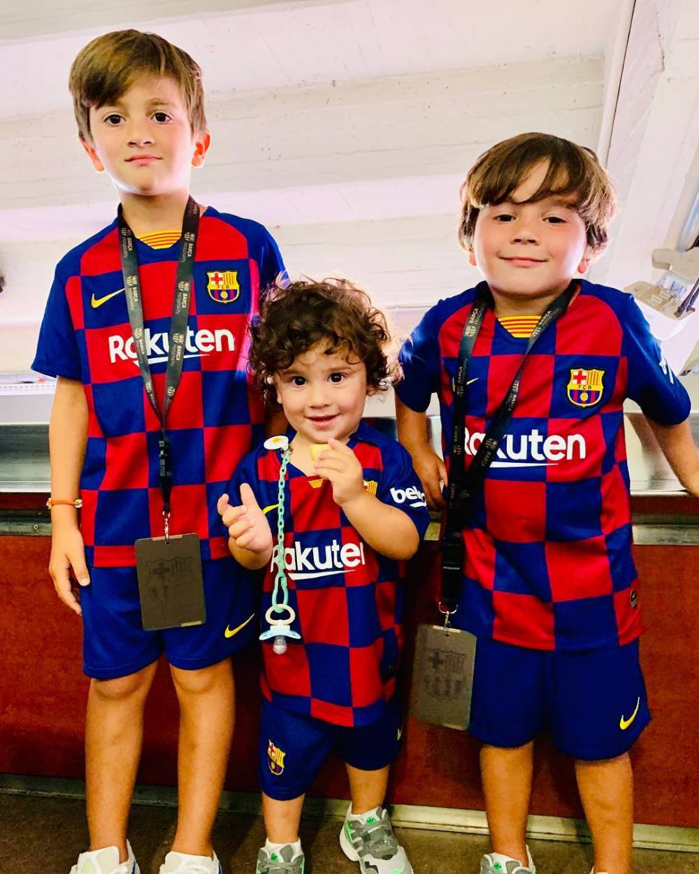 直播吧3月5日讯 梅西的妻子安东内拉在instagram上分享了自己与三儿子