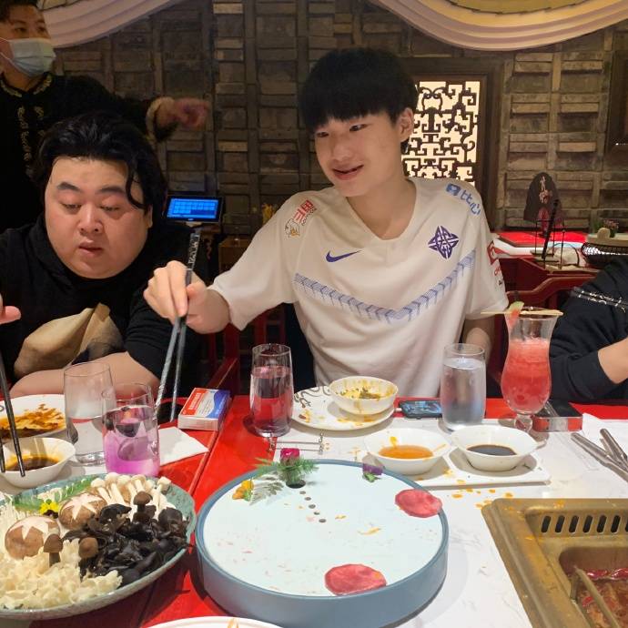 estar晒队员庆祝胜利:"帅哥"吃饭图