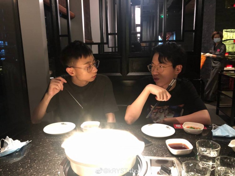 水晶哥kryst4l微博晒照 和猫皇搭档解说后的愉快饭局