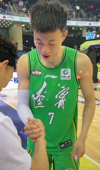 陈登星扣篮大赛后找张镇麟签名 二人互相致意