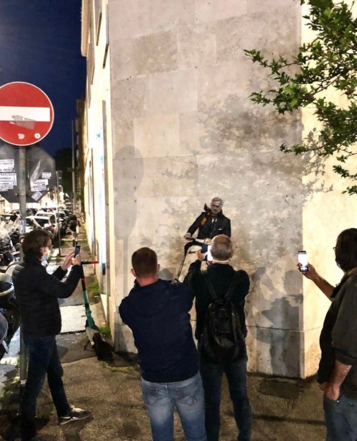 已经成为罗马街头潮流景点，球迷纷纷和穆里尼奥壁画合影