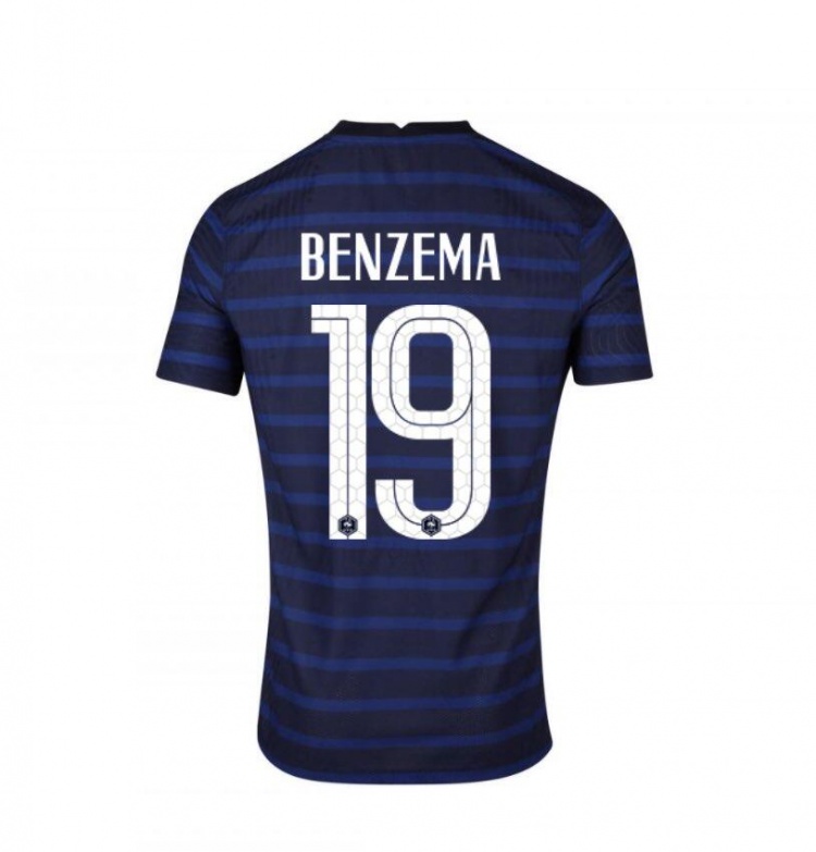 队报：本泽马将入选国家队取代吉鲁首发位置，并身披19号球衣
