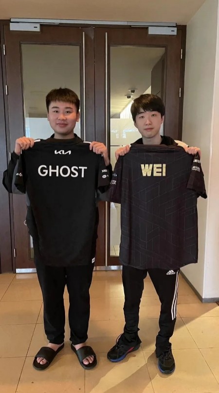友谊第一！RNG官推晒出WEI和Ghost互换队服照片