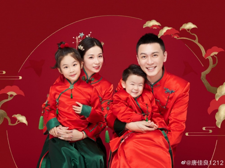 一儿一女甚是可爱杨鸣妻子晒幸福满满全家福
