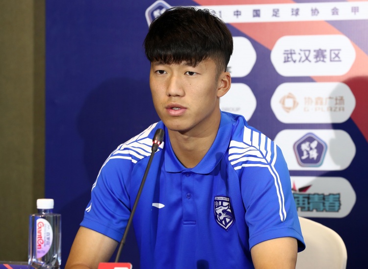 足球报：主教练里卡多挽留，张晓彬最终选择留在武汉三镇