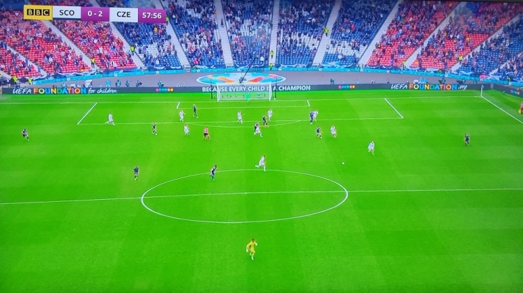 太浪得背锅?反击发起时,苏格兰门将站位接近中圈