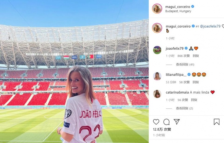 甜美笑容!女友身穿菲利克斯球衣现场为他加油