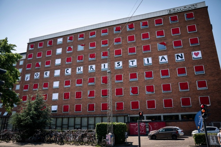 哥本哈根一建筑装饰成丹麦国旗样式,并祝福埃里克森