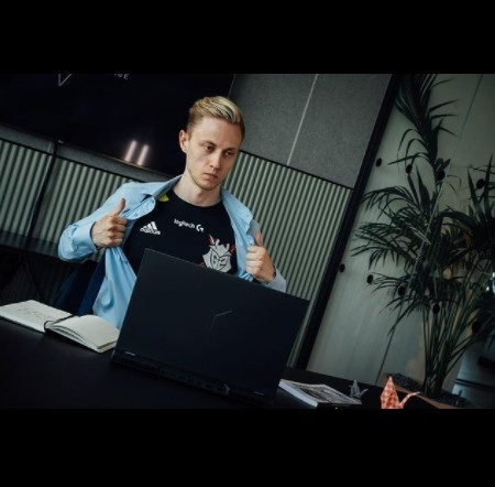 rekkles分享g2夏季赛宣传片中的帅照我是超人