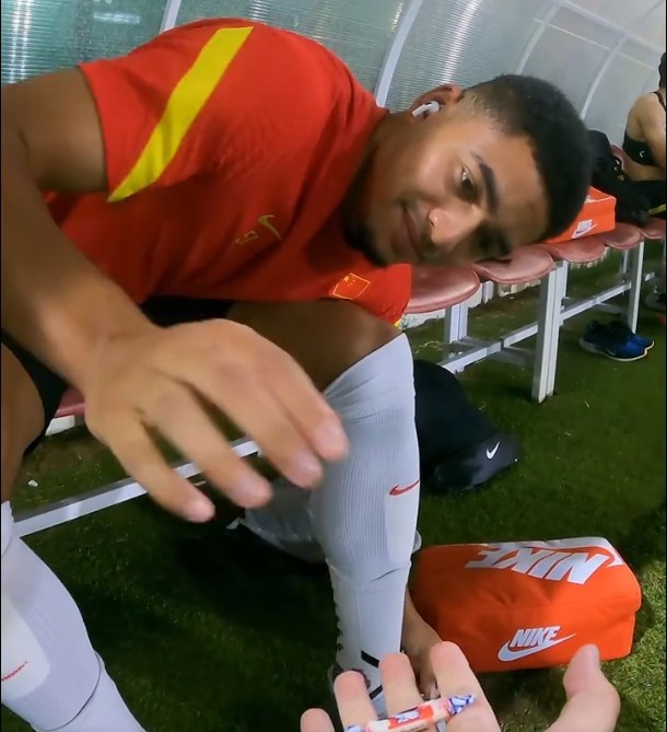 国足异国他乡接受“击拳挑战”，艾克森&蒋光太收到礼物中文致谢