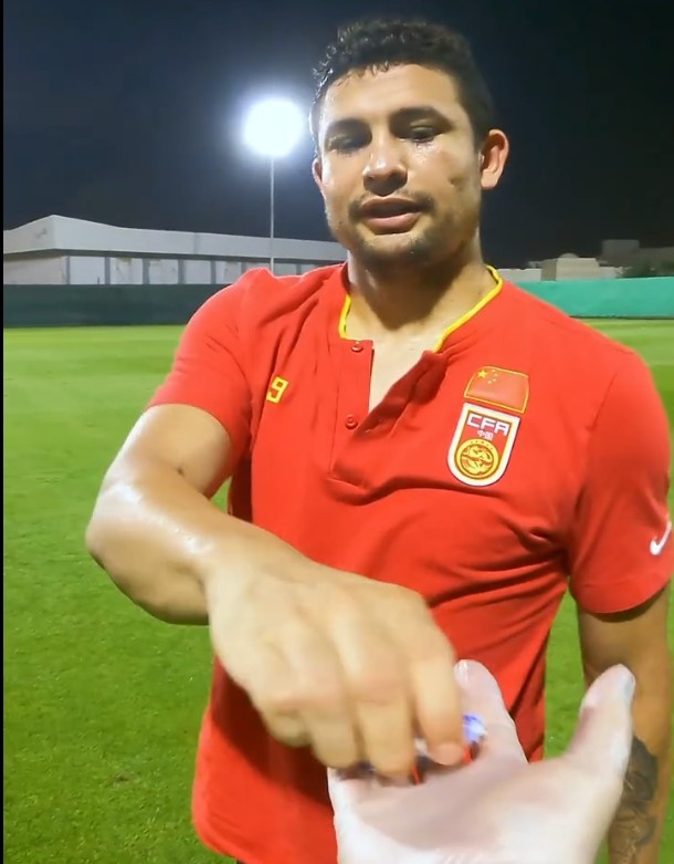 国足异国他乡接受“击拳挑战”，艾克森&蒋光太收到礼物中文致谢